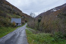 La route qui s'arrête à 500 mètres plus loin au pied du Mont Valier et mène à Castillon en Couserans dans l'autre direction. (c) Céline Gaille / Hans Lucas pour le Forum Vies Mobiles. 