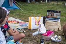 Une famille assiste en direct à une des victoires de Léon Marchand pendant les épreuves de natation des JO PARIS 2024, sur un ordinateur au camping du Laouzas, le 31 juillet 2024. Image publiée dans Libération le 9 aout 24. 