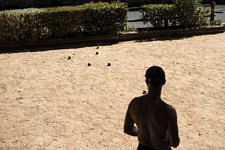 Les joueurs du tournoi de pétanque, sur le boulodrome en plein soleil, pendant le Festibaloche à Olargues, le 4 août 2024 