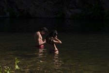 Pendant la canicule, les vacanciers profitent de l'Orb, la rivière qui baigne toute une vallée : saut; paddle, nage, détente, entre eau et paroi rocheuse, fraîcheur et grande chaleur, Tarassac, le 5 août 2024. 