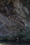 Pendant la canicule, les vacanciers profitent de l'Orb, la rivière qui baigne toute une vallée : saut; paddle, nage, détente, entre eau et paroi rocheuse, fraîcheur et grande chaleur, Tarassac, le 5 août 2024. 