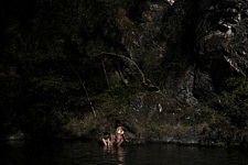 Des jeunes filles se rafraichissent dans l'eau du Jaur non loin de la source du Frejo, Olargues, le 10 août 2024. 