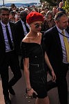 British top Model Cara Delevingne getting out of a restaurant on the Croisette, Cannes Film Festival. Le top model anglais Cara Delevingne sortant d'un restaurant de la Croisette, Festival de Cannes 2017. 
