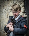 Le plus jeune fils de Lucie et Sébastien avec un chaton trouvé tout juste recueilli, octobre 2020 