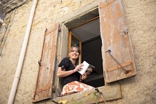 Claire à la fenêtre de sa maison  