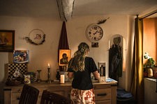 Claire a aménagé un espace de prière chez elle, après les drames qu'elle a vécus.  