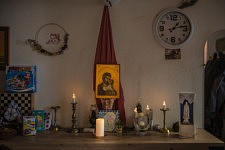 Claire a aménagé un espace de prière chez elle, après les drames qu'elle a vécus.  