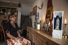 Claire a aménagé un espace de prière chez elle, après les drames qu'elle a vécus.  