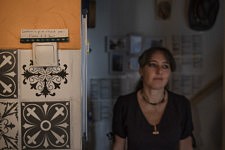 Claire a placé plusieurs morceaux de papier où sont écrites des phrases d'espoir. 