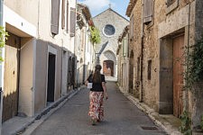 Claire porte la statue de la Notre Dame de Fatima à l'église du village. 