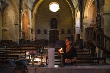 Claire allume les bougies pour la vierge. 