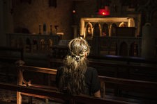 Claire se recueille en silence et prie à l'église.  