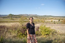 Portrait de Claire devant le paysage des Corbières autour de son village des Corbières.  