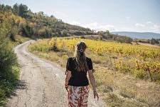 Claire marche tous les jours autour de son village, située dans les Corbières. 