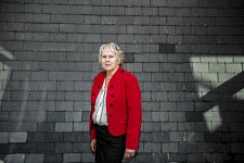 Portrait de Monique, téléspectatrice de CNews, parking d'un restaurant caféteria, périphérie de Brive-la-Gaillarde, le 7 novembre 2025. 