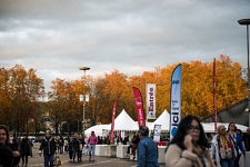 Extérieur de la Foire du Livre de Brive La Gaillarde, sur la place face au théâtre L'Empreinte, le 8 novembre 2025. 