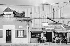 Des gens en terrasse a Trafaria, sur l autre rive du Tage, 2015. 
